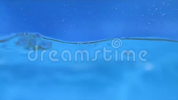 水溅满了框架蓝色背景视频的预览图