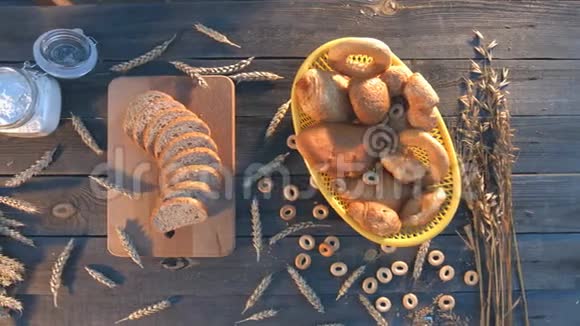 一张旧桌子上有面包小麦和面粉上景视频的预览图