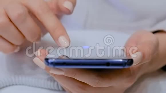 年轻女人用智能手机视频的预览图