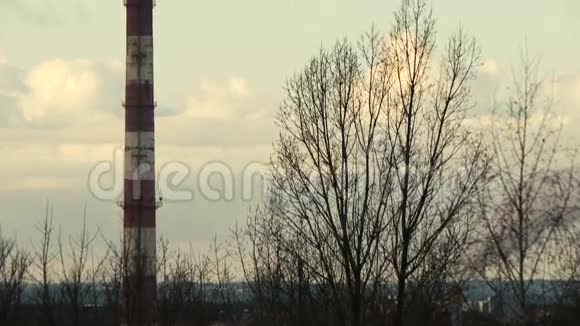工业区工厂烟囱冒出的烟雾造成空气污染视频的预览图