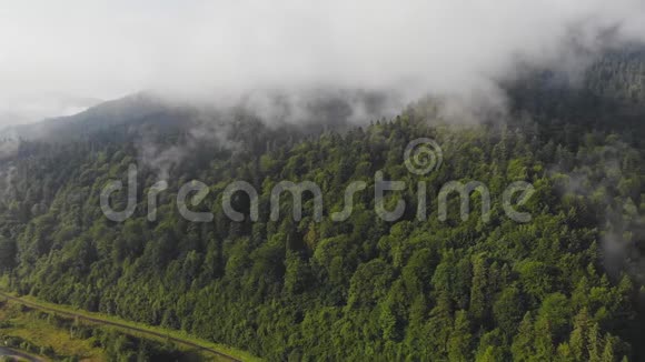 飞过群山视频的预览图