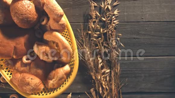 一张旧桌子上有面包小麦和面粉视频的预览图