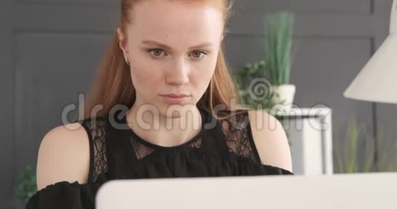 在办公室用笔记本电脑工作的女人视频的预览图