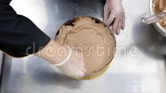 糖果师在蛋糕上撒奶油视频的预览图