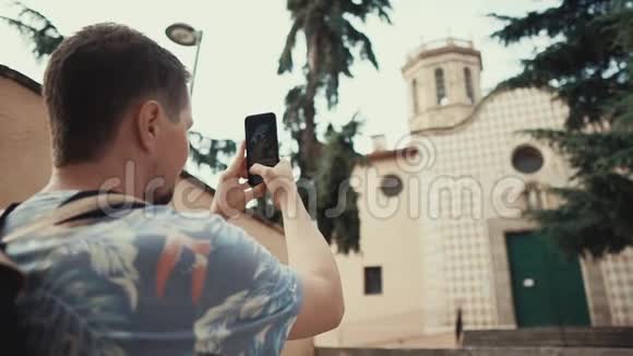 游客在智能手机上拍照视频的预览图