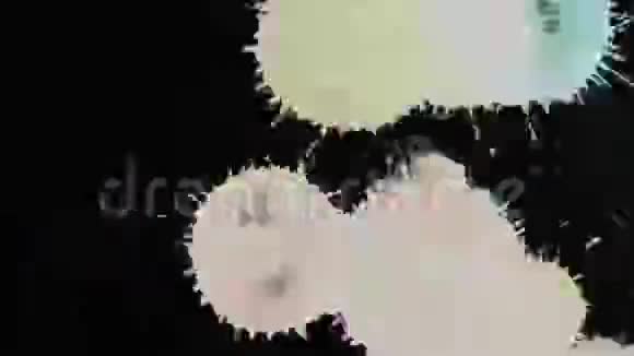 油漆溅在透明的背景上视频的预览图