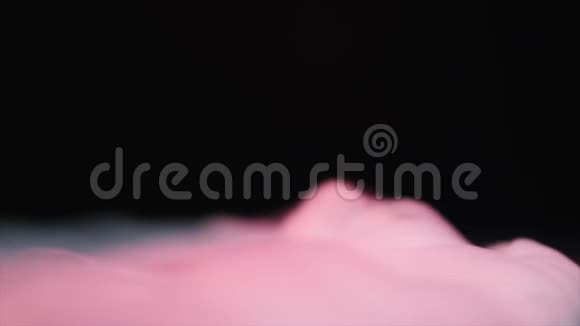 黑色背景上的粉红色烟雾视频的预览图