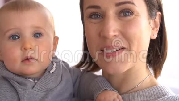 快乐的母亲和宝贝女孩视频的预览图