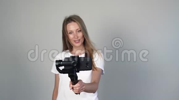 Fasion博主用她的数码相机制作视频博客vlog视频的预览图