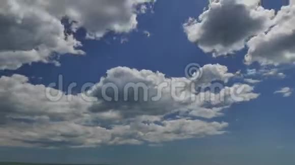 白云飘过天空视频的预览图