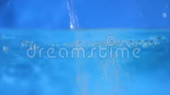 水溅满了框架蓝色背景视频的预览图