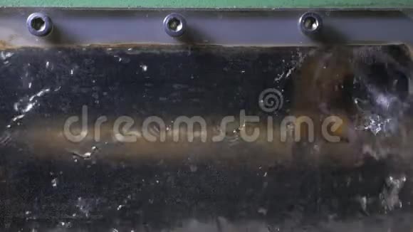 冷却水容器塑料水管厂制造在机床上制作塑料管的过程视频的预览图