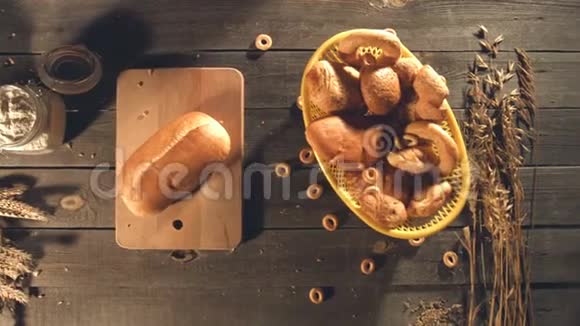 一张旧桌子上有面包小麦和面粉视频的预览图