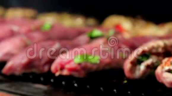 明火烤肉烧烤猪肉小牛肉鸡肉肉卷视频的预览图