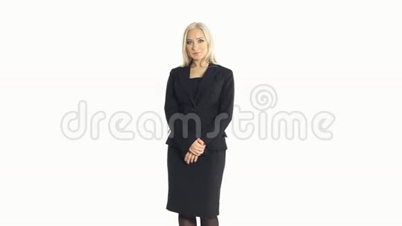 一位自信微笑的商界女性的肖像视频的预览图
