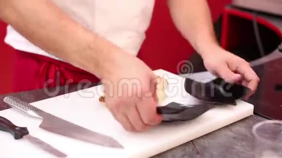 厨师准备一个脚趾头视频的预览图