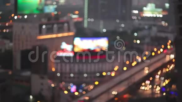 夜晚的城市灯光和曼谷的交通作为抽象的背景在模糊的汽车和建筑灯光下鸟的眼睛高高地视频的预览图