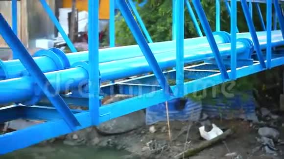 靠近大桥的工业蓝色管道视频的预览图