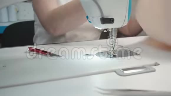 车间电动机械女工缝纫录像视频的预览图