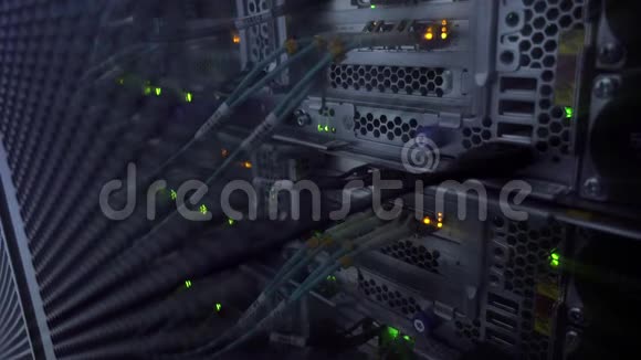 光纤宽带电缆现代服务器架视频的预览图
