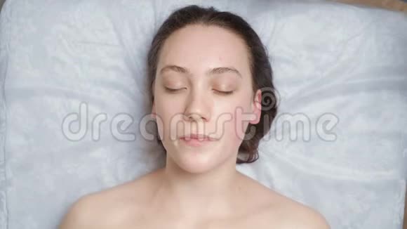 女性面部按摩视频视频的预览图
