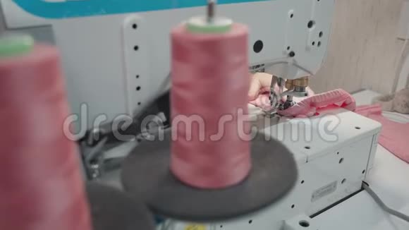 工作场所机器裁剪缝纫衣物视频视频的预览图