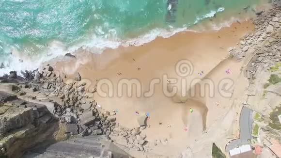 鸟瞰海滩和悬崖旁边的AzenhasDoMar村视频的预览图