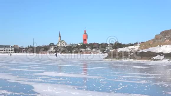 在芬兰海湾的冰面上二月天芬兰汉口视频的预览图