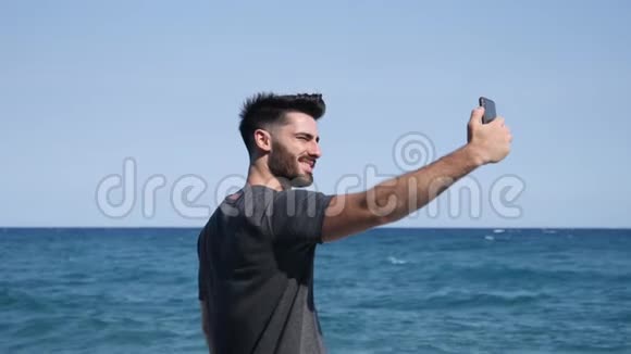 在海滩拍照的年轻人视频的预览图