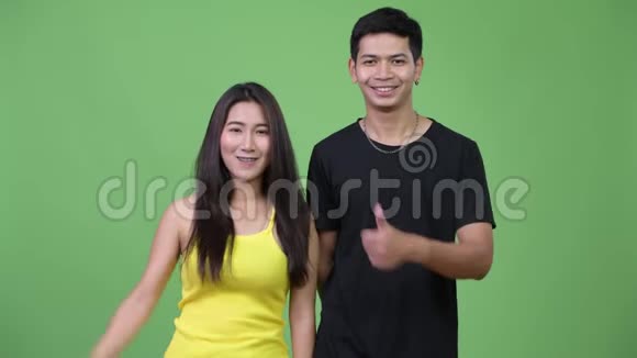 年轻的亚洲夫妇一起竖起大拇指视频的预览图