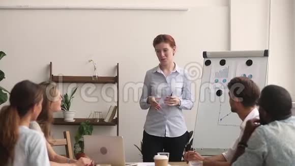 女商务经理在团队会议上做商务演讲视频的预览图
