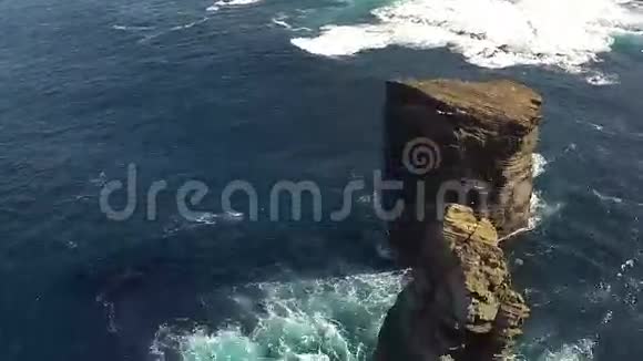 飞越高崖和海浪视频的预览图