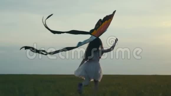 女孩带着风筝到处跑自由概念视频的预览图