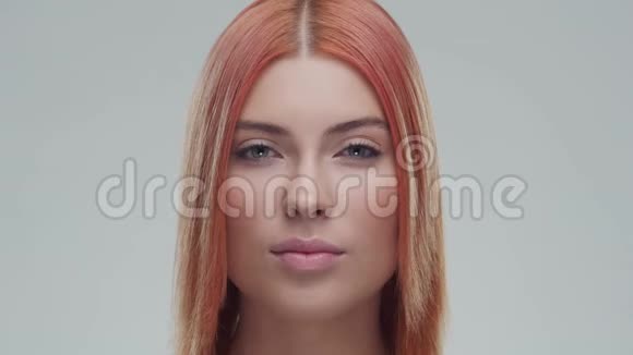年轻美丽自然的红发女人的工作室肖像面部提升化妆品和化妆视频的预览图
