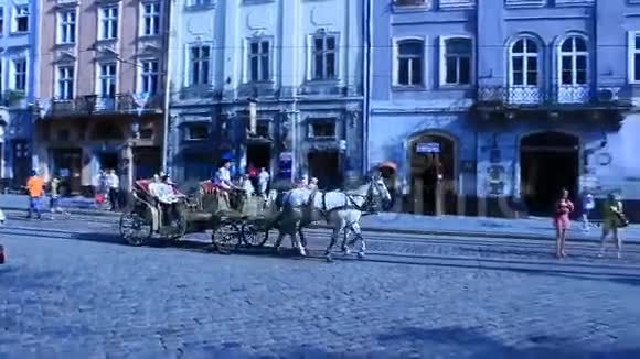 在利沃夫有两匹马的马车视频的预览图