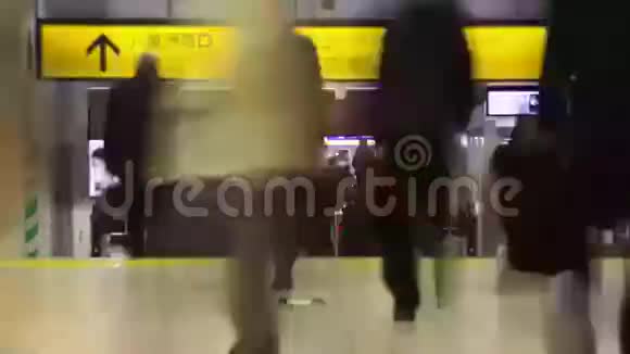 城市行人交通时间流逝东京火车站视频的预览图