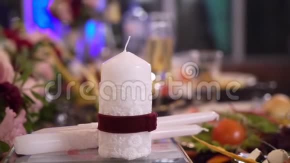 庆典桌上的装饰蜡烛视频的预览图