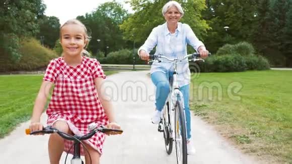 祖母和孙女在公园骑自行车视频的预览图