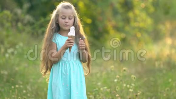 女孩在吃冰淇淋视频的预览图