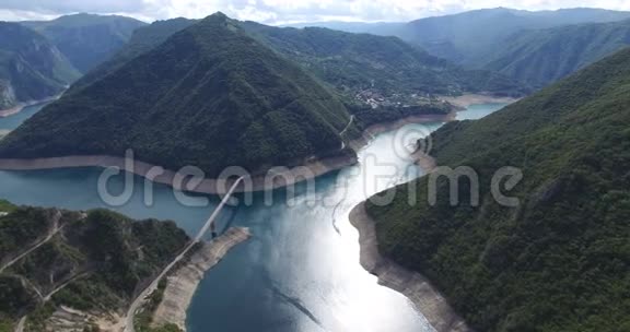 黑山著名的Piva峡谷及其神奇水库的空中景观视频的预览图