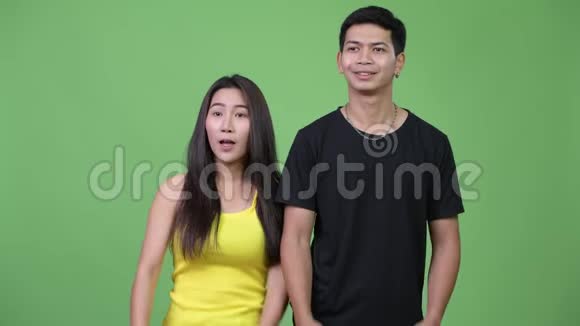 年轻的亚洲夫妇一起竖起大拇指视频的预览图