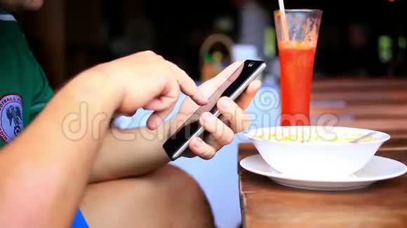 在酒吧里用智能手机接近男人的手视频的预览图