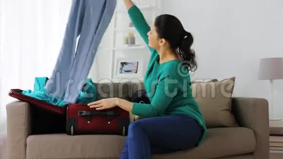 女人在家里收拾行李视频的预览图