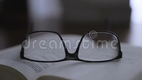带现代化眼镜的台式旧书视频的预览图
