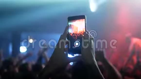 人们视频手机音乐会人群视频的预览图