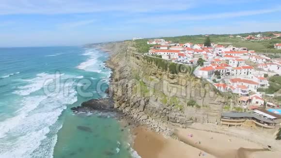 鸟瞰海滩和悬崖旁边的AzenhasDoMar村视频的预览图