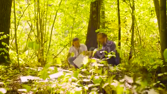 森林里的两个生态学家视频的预览图