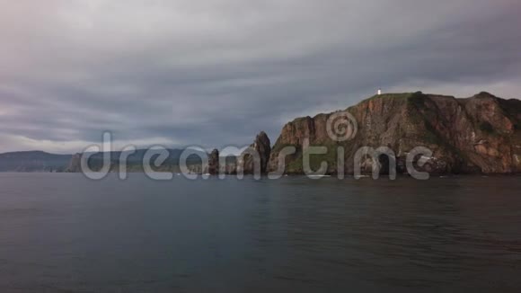 Kamchatka半岛东南海岸被太平洋海域的海水冲刷着视频的预览图