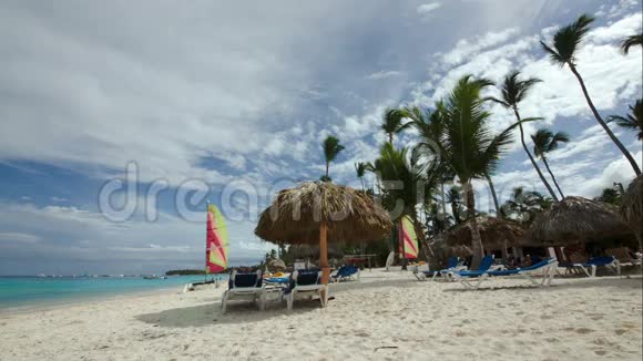 热带海滩有躺椅和阳光视频的预览图