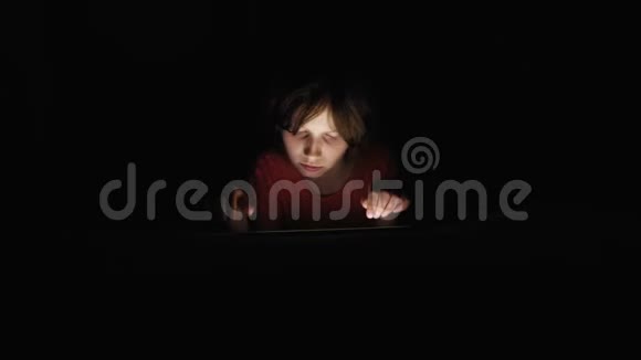 多利在黑暗的光线下在黑黑网中射杀了躺在床上玩平板电脑的高加索女孩视频的预览图